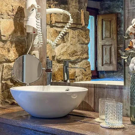 La Gurueba, Frente Rio Y Cascada * 贝加德帕斯