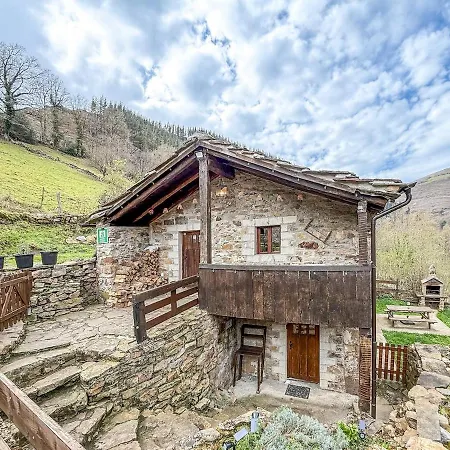 La Gurueba, Frente Rio Y Cascada * 贝加德帕斯