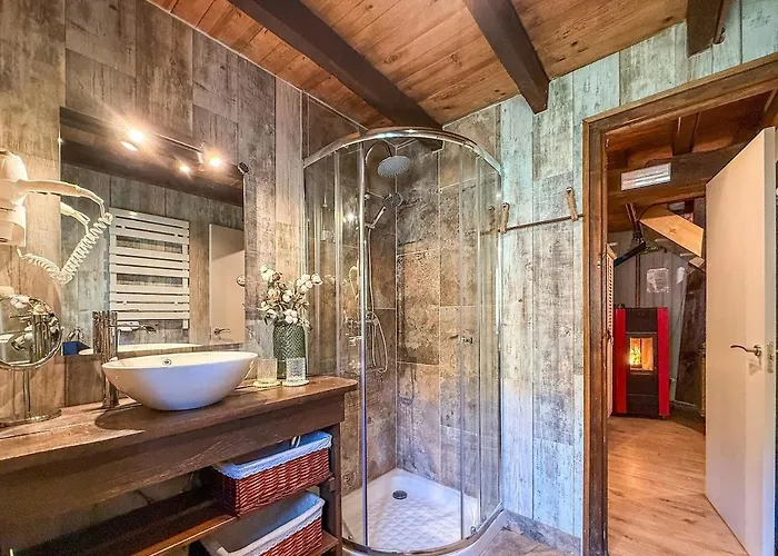 La Gurueba, Frente Rio Y Cascada *