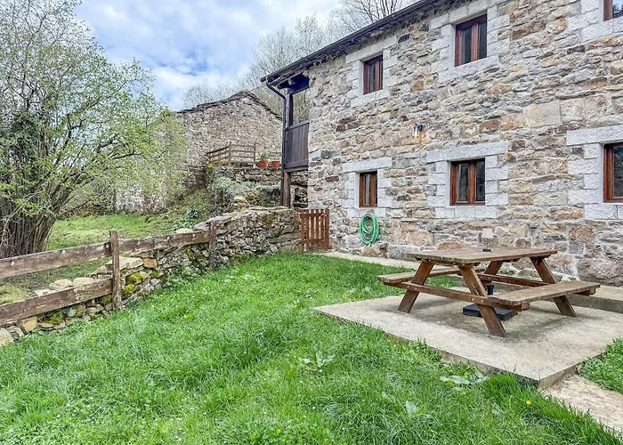 La Gurueba, Frente Rio Y Cascada Vega de Pas